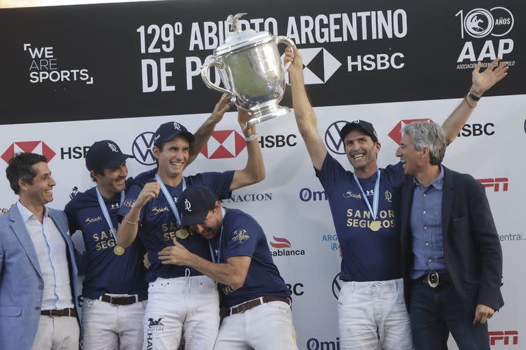 De nuevo en el podio y con la copa, junto a Poroto y Adolfo Cambiaso, y Pelón Stirling; fue el 12° Abierto para Nero