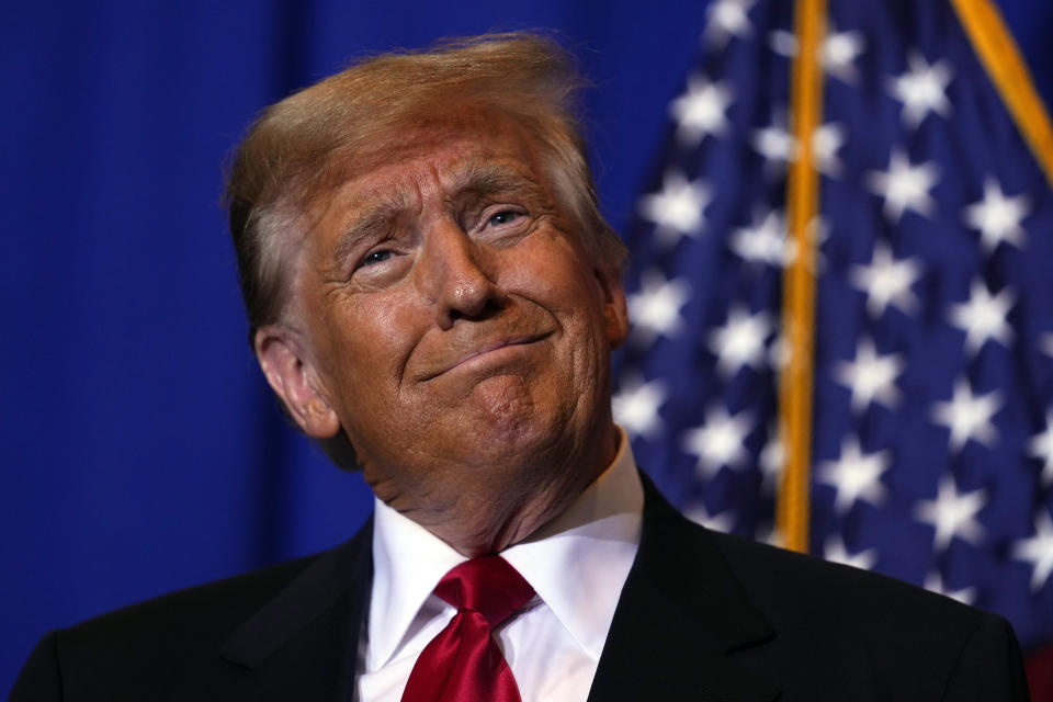 El candidato presidencial republicano, el expresidente Donald Trump, sonríe después de hablar en un evento de campaña en Atkinson, New Hampshire, el martes 16 de enero de 2024. (Foto AP/Matt Rourke)