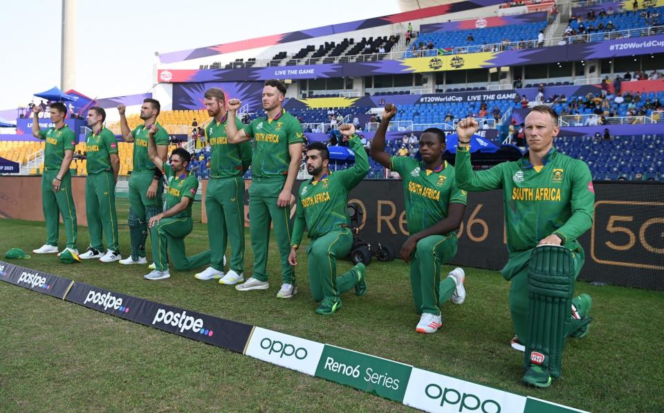 Players of South Africa take the knee ahead of the ICC Men's T20 World Cup match between Australia and SA at Sheikh Zayed stadium on October 23, 2021 in Abu Dhabi, United Arab Emirates. - GETTY IMAGES