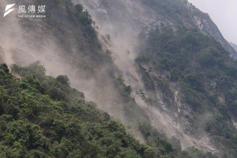 <cite>台九線蘇花公路崇德段山壁坍方狀況。（顏麟宇攝）</cite>