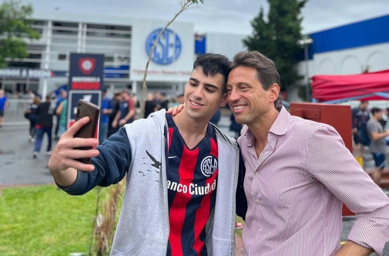 Marcelo Moretti, nuevo presidente de San Lorenzo, y la selfie junto a un joven hincha del Ciclón