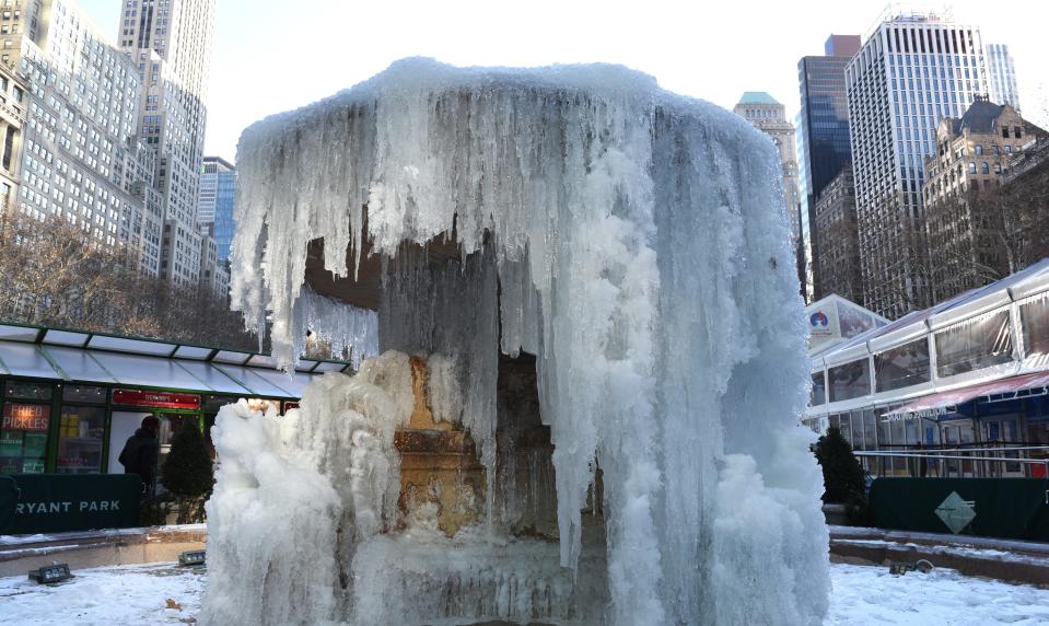 A frozen Josephine Shaw Lowell Memorial Fountain in New York City's Bryant Park on Jan. 2, 2018. (TIMOTHY A. CLARY/Getty Images)