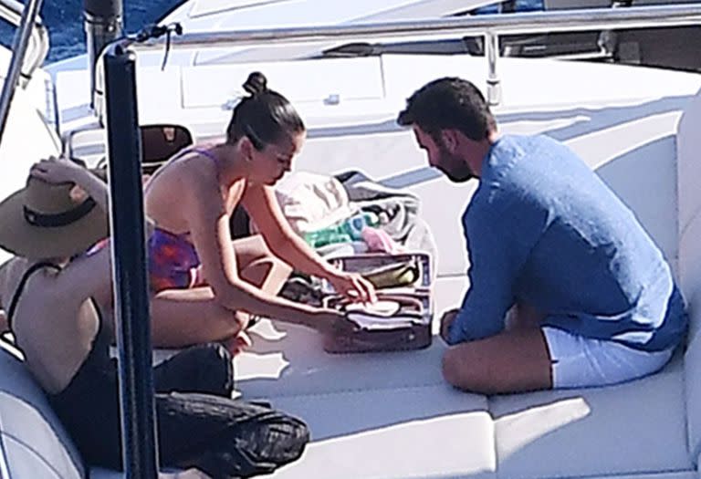 Selena Gomez disfruta de un poco de diversión bajo el sol durante sus vacaciones en Italia; la estrella de Hollywood se unió al productor de cine ítalo-canadiense Andrea Iervolino
