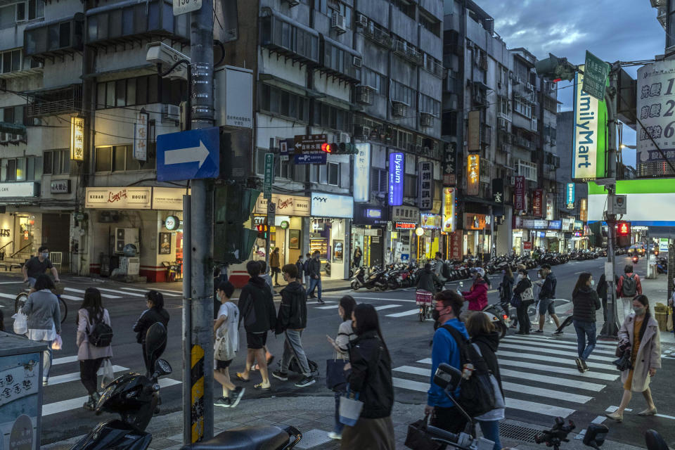 Gente caminando en un distrito comercial de Taipéi, Taiwán, el 4 de mayo de 2022. (Lam Yik Fei/The New York Times)