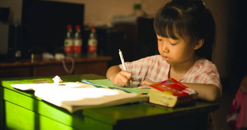 不少家長為了望子女成龍鳳，都會陪伴孩子寫作業。（圖／示意圖，翻攝自pixabay）