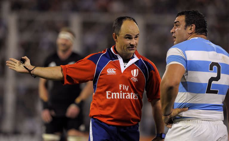 El partido en que Jaco Peyper dirigió a Los Pumas frente a All Blacks, partido disputado en Vélez en 2017; en la imagen, con Agustín Creevy