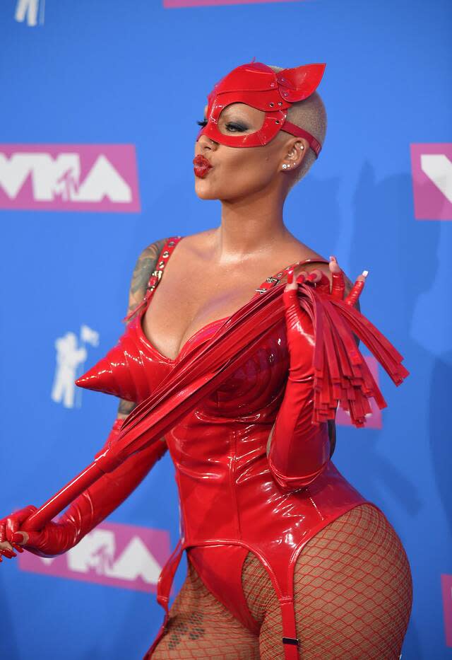 Amber Rose versuchte sich schon als Teenager im Strippen, mit 18 Jahren stieg sie dann voll ein. Heute spricht sie von "der besten Zeit meines Lebens." Sie habe viel Spaß gehabt, so das Model. "Die Mädels waren alle cool und die Typen durften uns nicht anfassen, ich wurde auch nie angegriffen." Sie habe in der Szene Freundschaften fürs Leben geschlossen.