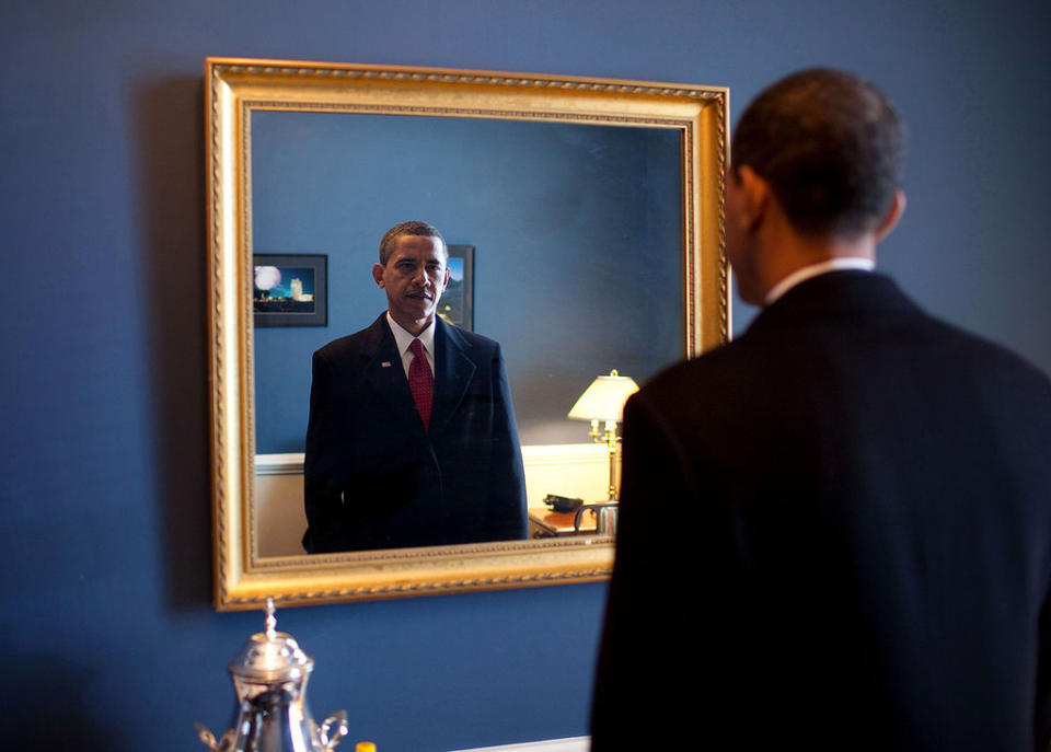 <p>20. Januar 2009: Der designierte Präsident Barack Obama ist kurz davor, den Amtseid abzulegen. Backstage im Capitol schaut er noch einmal kurz in den Spiegel. </p>