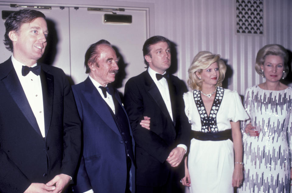 Robert Trump, Fred Trump, Donald Trump, Ivana Trump und Elizabeth Trump auf einer Dinnerparty im Jahr 1985 (Bild: Ron Galella Collection via Getty Images)