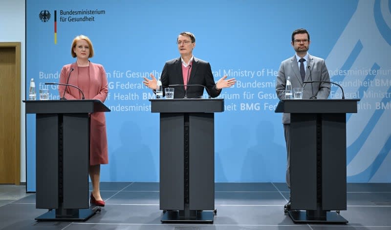(L-R) Lisa Paus, German Minister for Family Affairs, Senior Citizens, Women and Youth, Karl Lauterbach, German Minister of Health, and Marco Buschmann, German Minister of Justice, speak on the final report of the Commission on Reproductive Self-Determination and Reproductive Medicine. Britta Pedersen/dpa