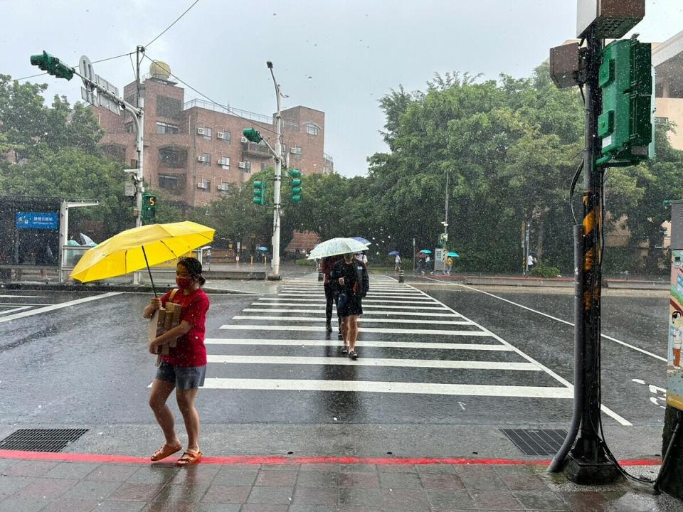 今(28)日鋒面逐漸北移，易有短延時強降雨，中部以北地區及澎湖、金門、馬祖有短暫陣雨或雷雨，其他地區亦有局部短暫陣雨或雷雨。   圖：林岑韋／攝