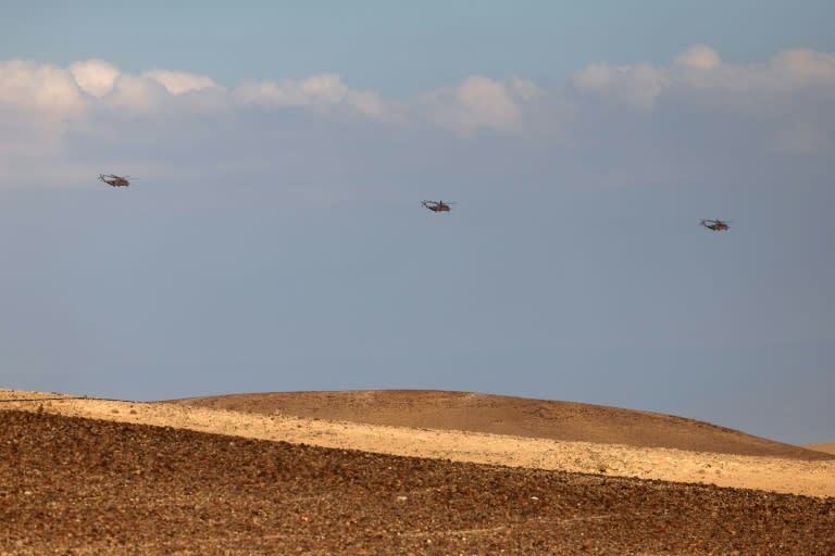 Des hélicoptères militaires de transport israéliens volent au-dessus du désert du Néguev, dans le sud d'Israël, le 14 avril 2024 (AHMAD GHARABLI)