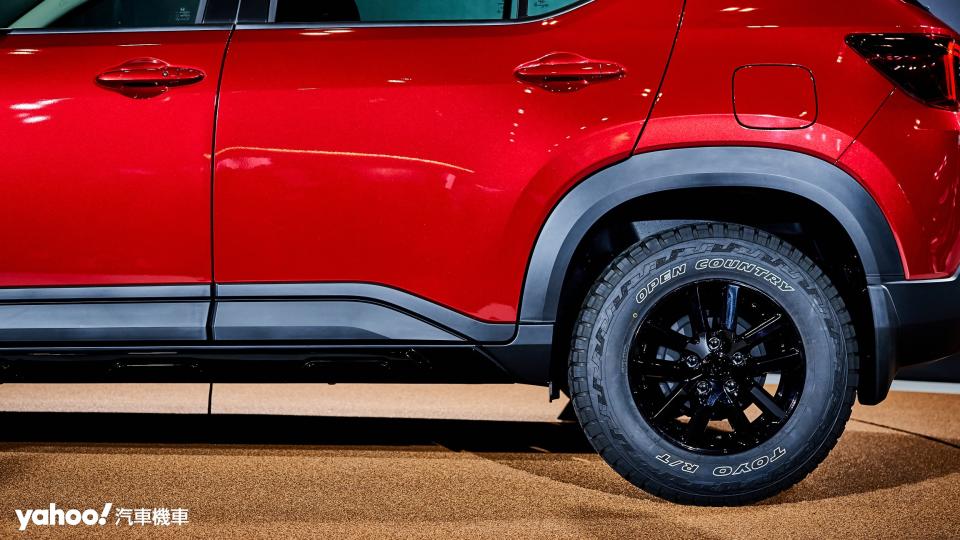 為因應越野行駛用途，輪圈也換上新式15吋亮黑鋁圈與全地形輪胎組合。                               