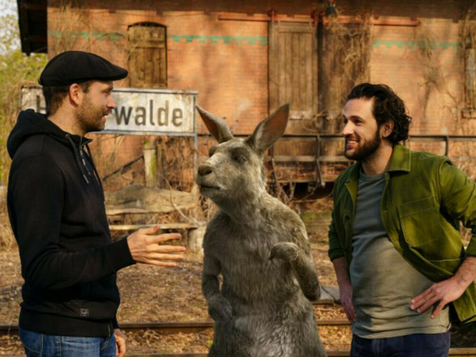 Marc-Uwe Kling (Regie, li.) mit dem Känguru (Das Känguru) und Dimitrij Schaad (Marc-Uwe) am Filmset von "Die Känguru-Verschwörung". (Bild: Stefan Erhard für X Filme Creative Pool, X Verleih)