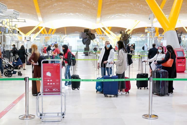 El aeropuerto de Madrid de a poco recupera su movimiento