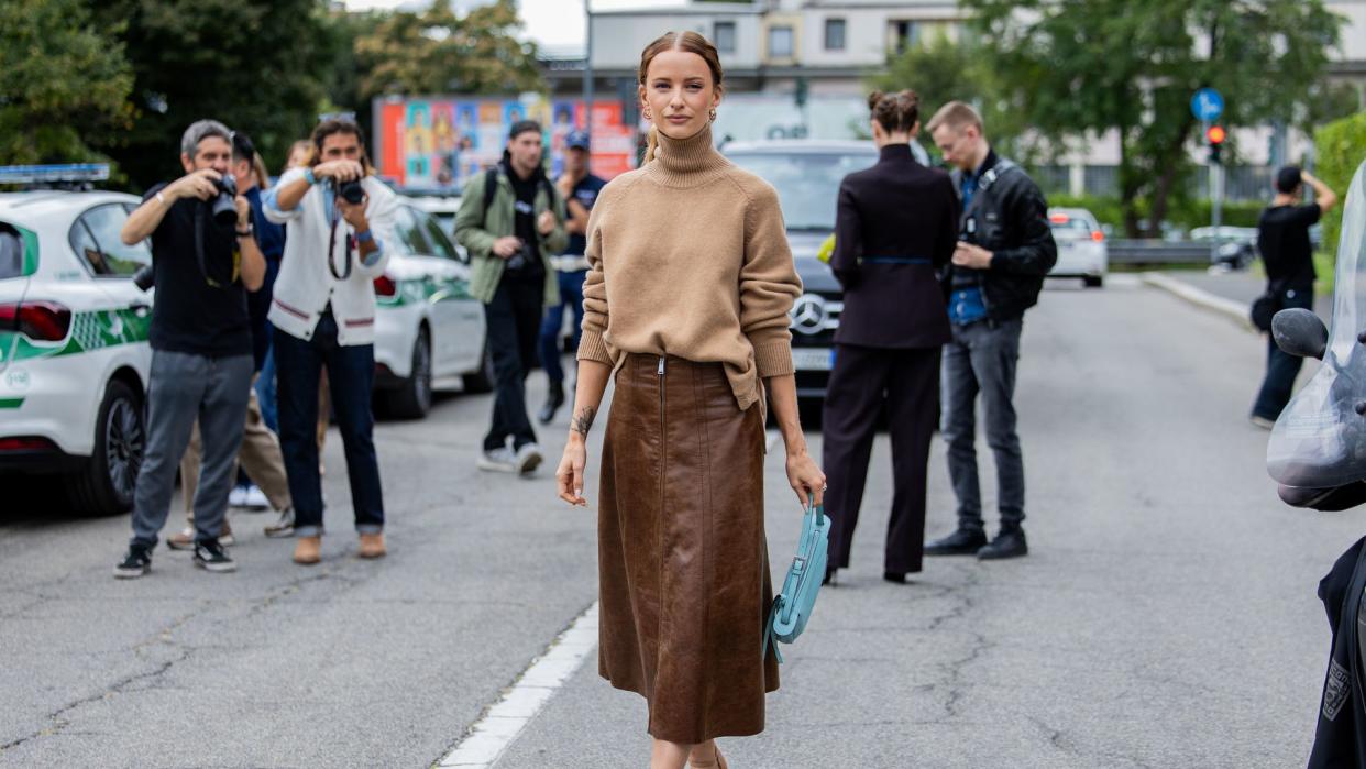 Victoria Magrath en milan fashion week con falda midi