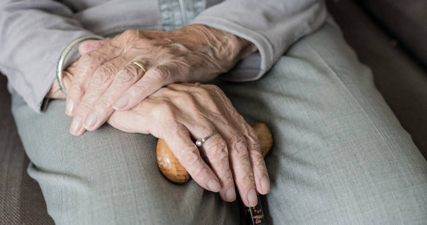 一名79歲老太太被子女丟棄，嘴裡卻還念著「他不可能丟掉我」，令人心疼。（示意圖／pixabay）