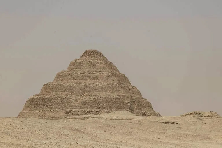 30 de mayo de 2022, Egipto, Saqqara: Vista general de la Pirámide Escalonada de Djoser, cerca de donde se anunció un nuevo descubrimiento arqueológico de artefactos que datan del Período Tardío del antiguo Egipto (c.664 a.C. - 332 a.C.) en el cementerio sagrado de animales que se encuentra dentro de la Necrópolis de Saqqara. (Mahmoud El-Khawas/)