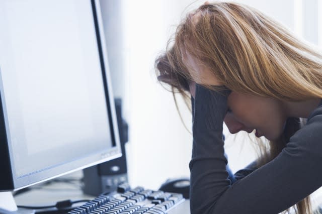 USA, New Jersey, Jersey City, Young woman working in office