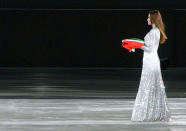 En 2006, lors de la cérémonie d’ouverture des Jeux Olympiques d’hiver de Turin, Carla Bruni apparaît sur la glace. C’est elle qui est chargée de porter le drapeau italien. Lors de cet événement, la mannequin-chanteuse est entourée d’autres stars transalpines telles que Giorgio Armani, Sophia Loren et le regretté Luciano Pavarotti qui offre, ce soir-là, une prestation époustouflante en interprétant "Nessun Dorma", l’extrait de l'opéra <em>Turandot</em> de Puccini. ©Adam Berry/Bloomberg via Getty Images