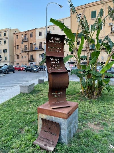 Escultura en recuerdo de Enzo Fragalà (Palermo). Author provided