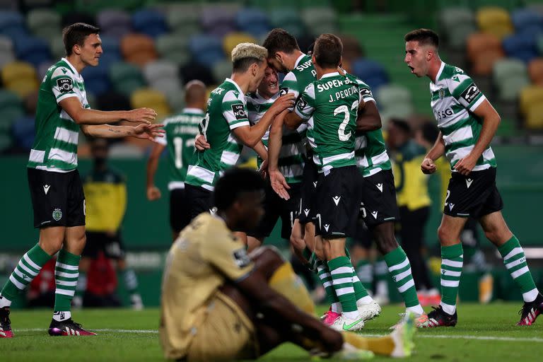 Jugadores del Sporting festejan el gol de Paulinho durante el partido que disputaron contra el Boavista.