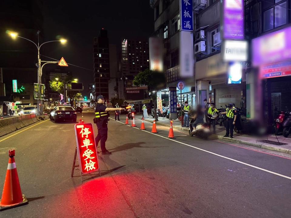 中和警分局與新北市政府環境保護局於深夜共同進行稽查行動。（記者楊國域翻攝）