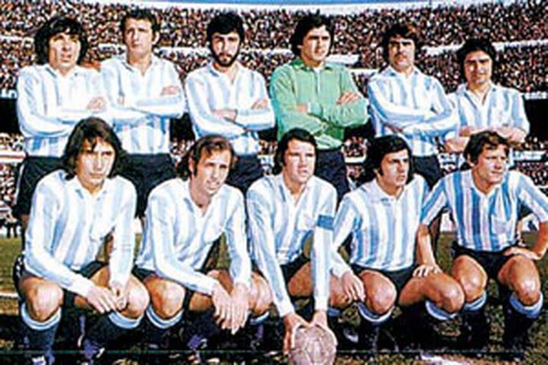 Formación de Racing del 1972, que terminó segundo detrás de San Lorenzo. Parados: Sánchez, Della Savia, Benítez, Fillol, Lamelza y Cárdenas; hincados: García Sangenis, Wolff, Chabay, Paolino y Squeo