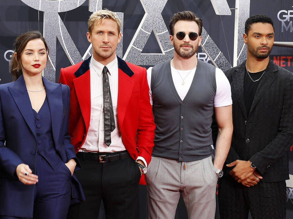 Die Stars aus "The Gray Man": Ana de Armas, Ryan Gosling, Chris Evans und Regé-Jean Page (v.l.). (Bild: imago images/APress)