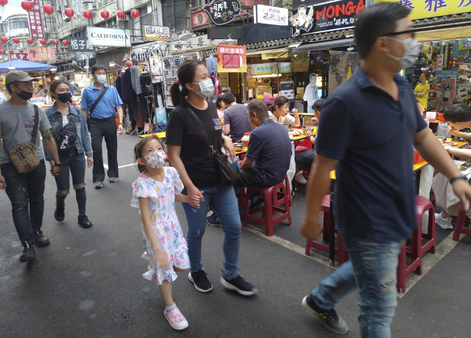 Personas usan máscaras en un mercado de Taipei, Taiwán, el 3 de mayo de 2020. (AP Photo/Chiang Ying-ying)