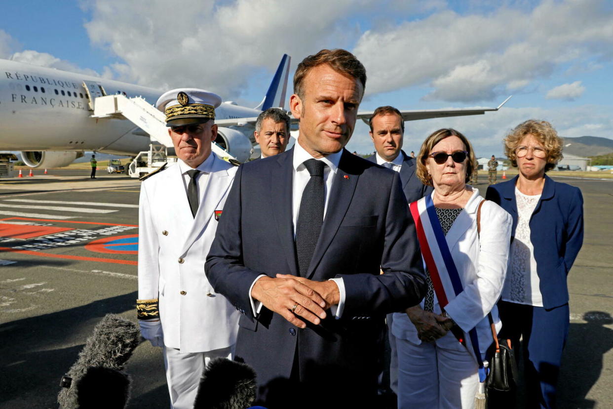 Emmanuel Macron à l'aéroport de Nouméa, le 23 mai 2024.   - Credit:LUDOVIC MARIN / Pool / via REUTERS