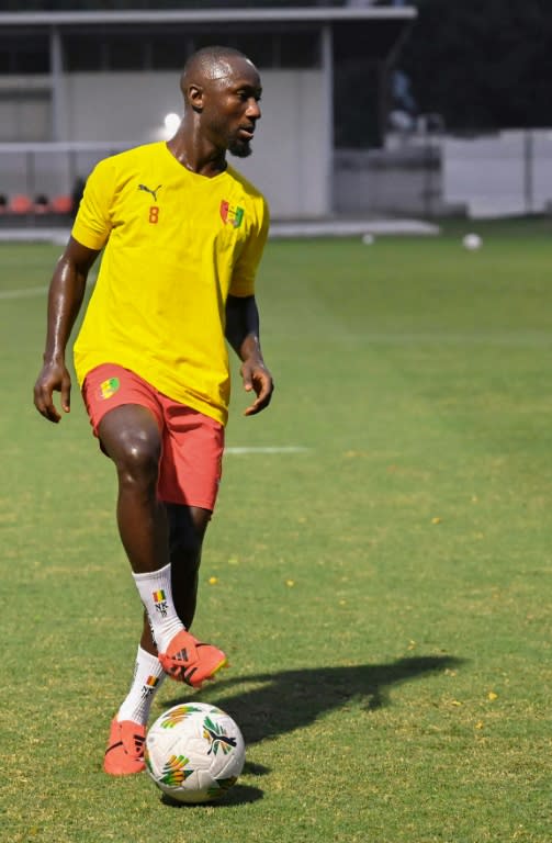 El centrocampista guineano Naby Keita controla el balón durante un entrenamiento en Abiyán el 1 de febrero de 2024 (Issouf Sanogo)