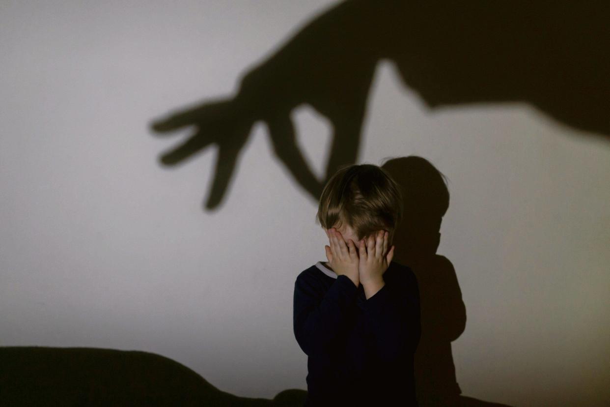 Inceste: la Ciivise recommande de suspendre le droit de visite d'un parent soupçonné (Photo d'illustration parTatiana Maksimova via Getty Images)