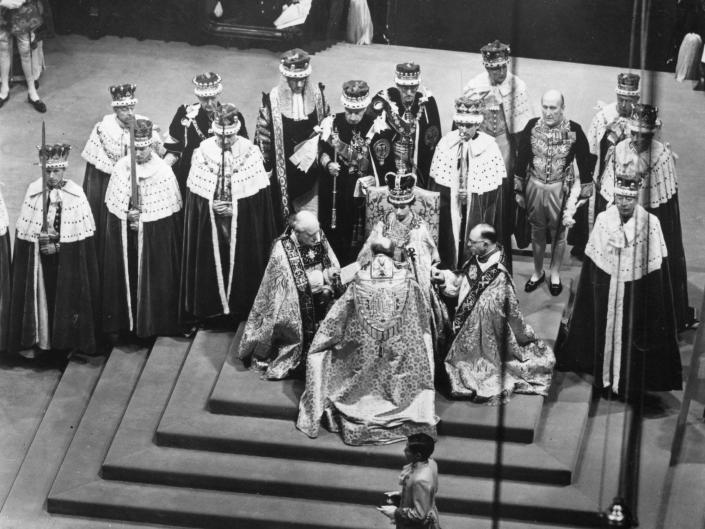 A rainha Elizabeth senta-se no trono durante sua coroação na Abadia de Westminster.