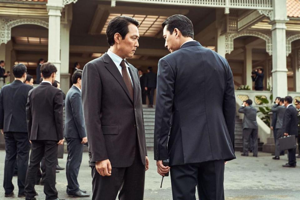 李政宰（左）自編自導自演的電影《獵首密令》請到好友鄭雨盛同台飆戲，在韓國寫下票房佳績。（龍祥電影提供）