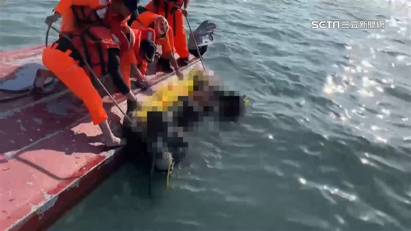 中國漁船越界作業遭驅離時翻覆，造成2死2傷的慘劇。（圖／翻攝畫面）