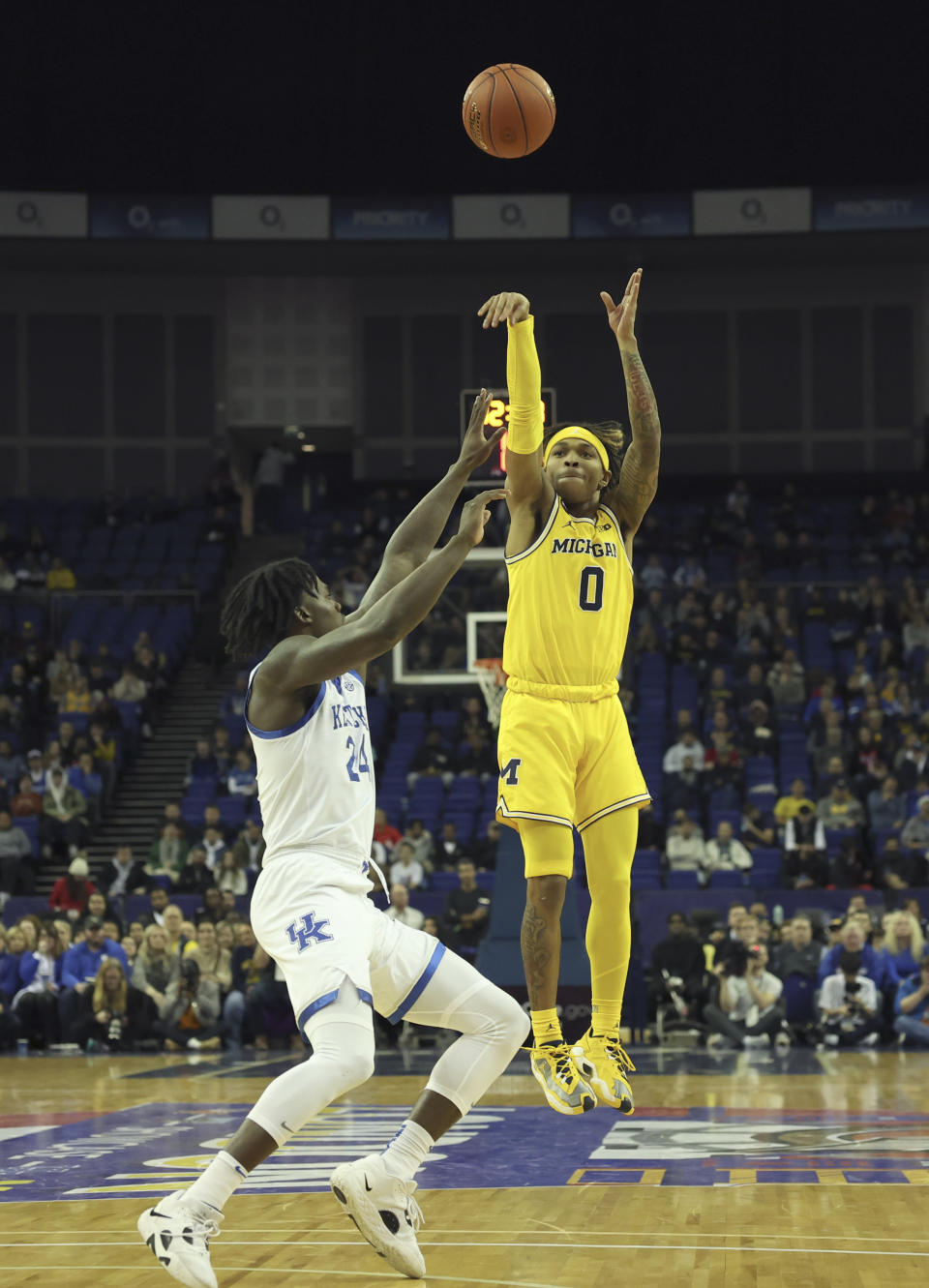 Michigan Wolverines' Dug McDaniel (0) shoots during an NCAA basketball game between Michigan Wolverines and Kentucky Wildcats at the O2 Arena, in London, Sunday, Dec.4, 2022. (AP Photo/Ian Walton)