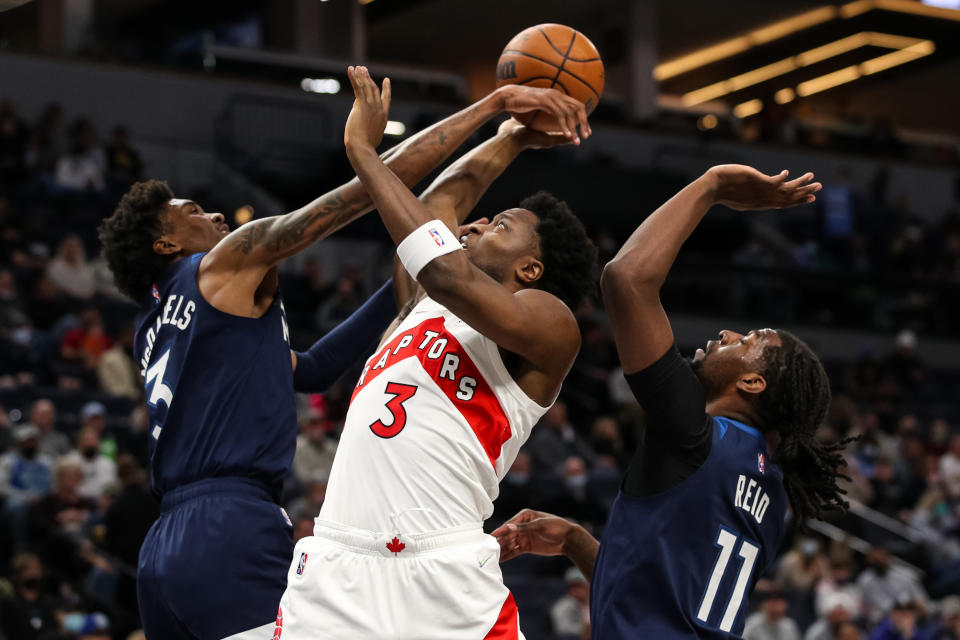 Jaden McDaniels與Naz Reid包夾防守OG Anunoby。（Photo by David Berding/Getty Images）