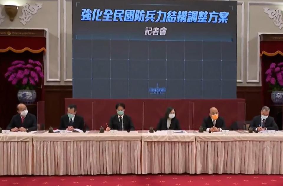 國安高層研議多時的「強化全民國防兵力結構調整方案」方案，27日上午10時的國安高層會議，總統蔡英文做最後拍板，並於下午3時30分，於總統府召開記者會，向社會各界報告並接受媒體提問。（截圖直播畫面）