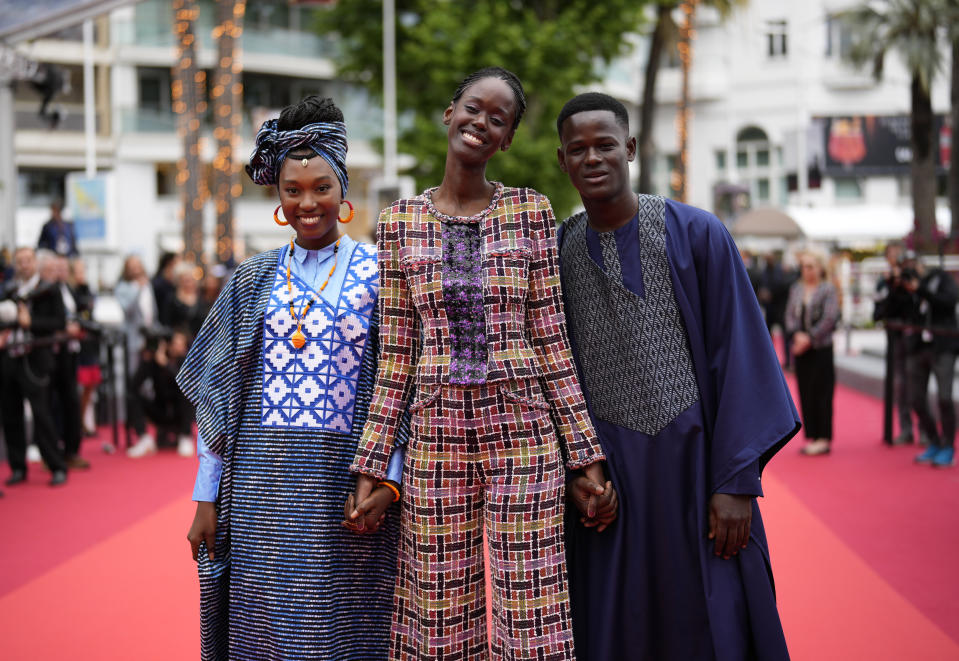 Khady Mane, de izquierda a derecha, la directora Ramata-Toulaye Sy y Mamadou Diallo posan al llegar al estreno de la película 'Banel e Adama' en la 76a edición del festival internacional de cine de Cannes, en el sur de Francia, el sábado 20 de mayo de 2023. (Foto Scott Garfitt/Invision/AP)