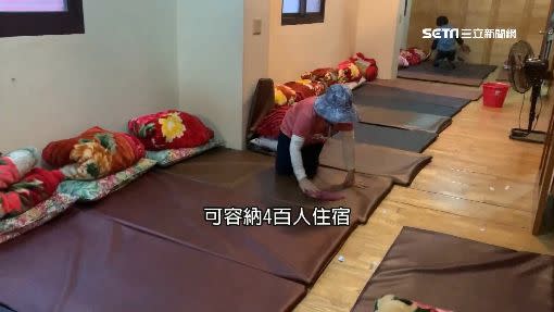 清潔人員細心打理香客的就寢空間。