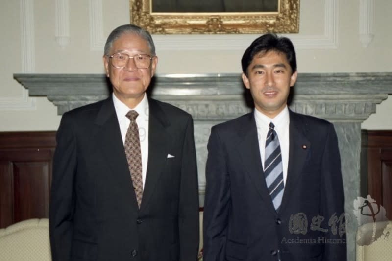 20210930-時任廣島縣議員的日本準首相岸田文雄，1994年訪台與前總統李登輝合照。（取自國史館）