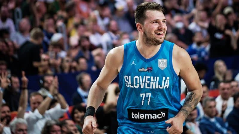 現在的東契奇（Luka Doncic）體態越來越粗壯，或許是他能在高強度的NBA中維持好成績的關鍵。（圖／翻攝自FIBA官網）