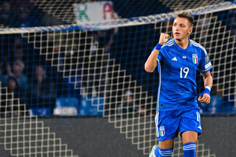 Mateo Retegui festeja un gol marcado para Italia ante Inglaterra; el exdelantero de Boca y Tigre está en la nómina previa a la Eurocopa 2024