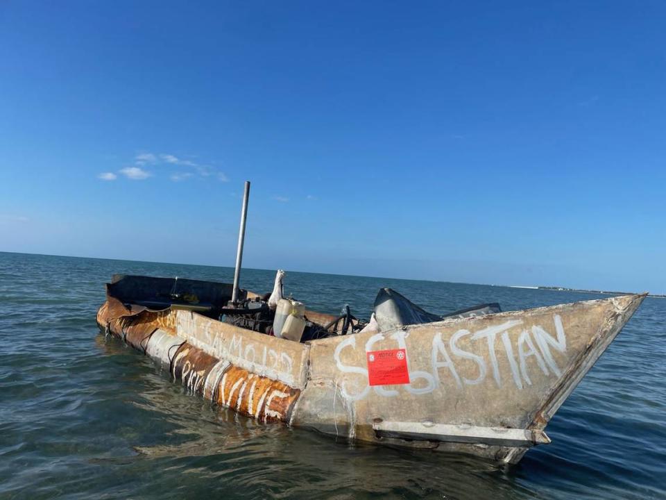 Un bote improvisado de migrantes flotando cerca de Long Key, en los Cayos de la Florida, la mañana del viernes 3 de febrero de 2023. La Patrulla Fronteriza de Estados Unidos dijo que 29 personas de Cuba estaban a bordo.