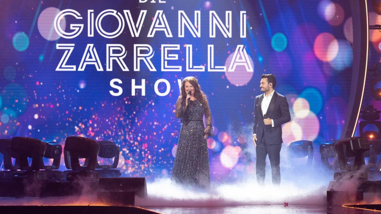 Die britische Sopranistin Sarah Brightman und der Sänger Giovanni Zarrella stehen in der "Giovanni Zarrella Show" gemeinsam auf der Bühne.