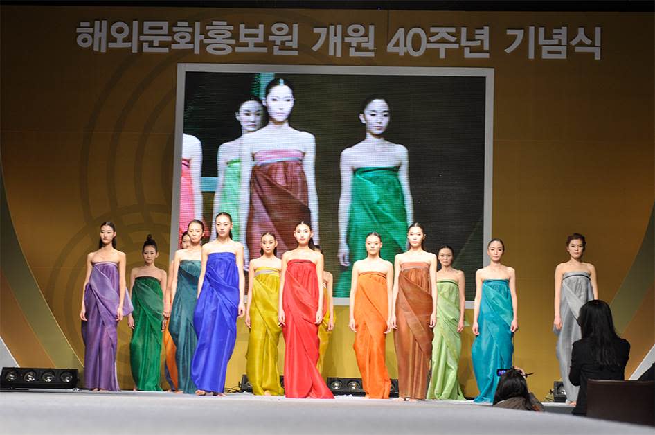 Lee Young Hee女士著名的"Clothing of the Wind"系列作品，將韓服充新演繹成時髦服裝。圖片來源：flickr @Republic of Korea