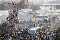 <p>Les Sénégalais ont fêté comme il se doit la première Coupe d'Afrique des Nations de leur histoire, comme en témoigne cette photo de liesse à Dakar le dimanche 6 février. Un jour férié a même été décrété au lendemain de la finale. (Photo JOHN WESSELS / AFP)</p> 