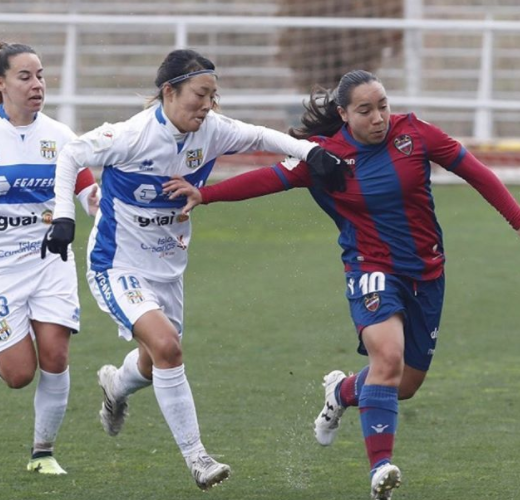 <p>Charlyn Corral no se cansa de hacer goles. Ahora lo hace con Levante en el futbol español. Mundialista mexicana también los hace con la <a rel="nofollow" href="https://es-us.deportes.yahoo.com/noticias/se-incendia-auto-de-piloto-mexicano-en-rally-de-guanajuato-174415878.html" data-ylk="slk:Selección Nacional;elm:context_link;itc:0;sec:content-canvas;outcm:mb_qualified_link;_E:mb_qualified_link;ct:story;" class="link  yahoo-link">Selección Nacional</a>. Este año se ha lucido con golazos, ¡hasta olímpicos! Foto: Twitter @CharlynCorral </p>