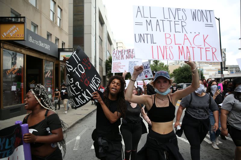 Personas marchan por las calles durante una protesta contra la muerte del afroamericano George Floyd, en Atlanta,